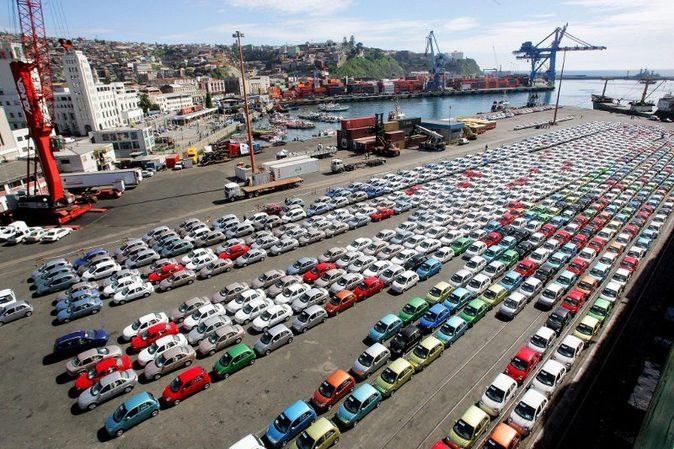 Trump posterga seis meses la decisión sobre aranceles a vehículos europeos