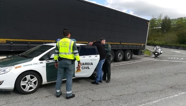 Un camionero da una tasa de alcohol siete veces superior a la permitida