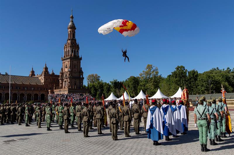 Los reyes presiden el desfile del Día de las Fuerzas Armadas en Sevilla