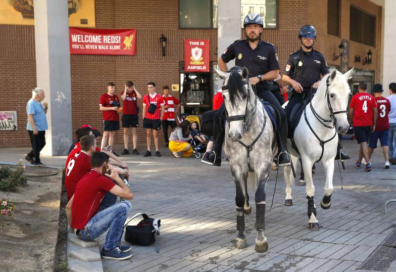 Siete hinchas británicos detenidos por altercados que dejan un policía herido