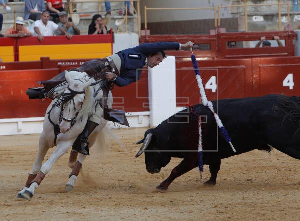 Andy Cartagena cierra las Hogueras de Alicante con un triunfo de tres orejas
