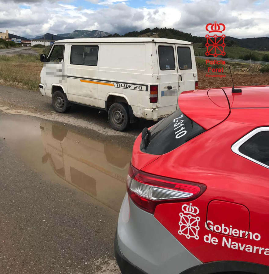 Sorprendida una pareja con un menor cogiendo postes en una viña en Estella