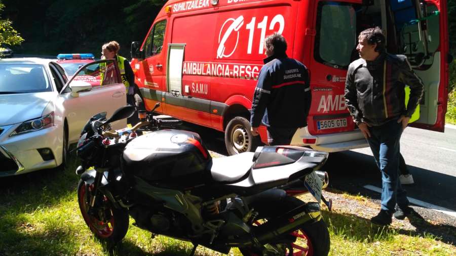 Un motorista herido de gravedad en una salida de vía en Valcarlos
