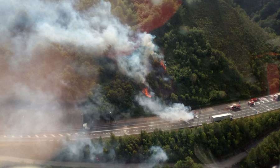 La 121-A, varias horas cortada debido a un camión incendiado