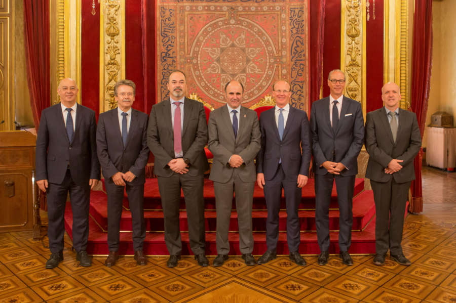 Ayerdi recibe a directivos de la empresa KWD en el 20º aniversario de su implantación en Navarra