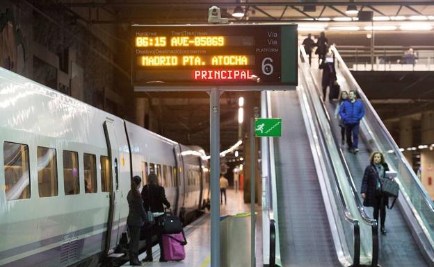 Se inaugura el AVE Madrid-Granada tras casi dos décadas de retrasos El AVE llega a Granada tras años de obras y una inversión de 1.675 millones de euros