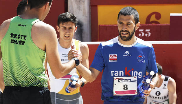 Ayrton Azcue y Aitana Gil, ganadores de la Carrera del Encierro de Pamplona