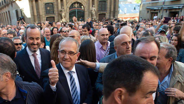 Maya sale del Ayuntamiento entre aplausos y abucheos