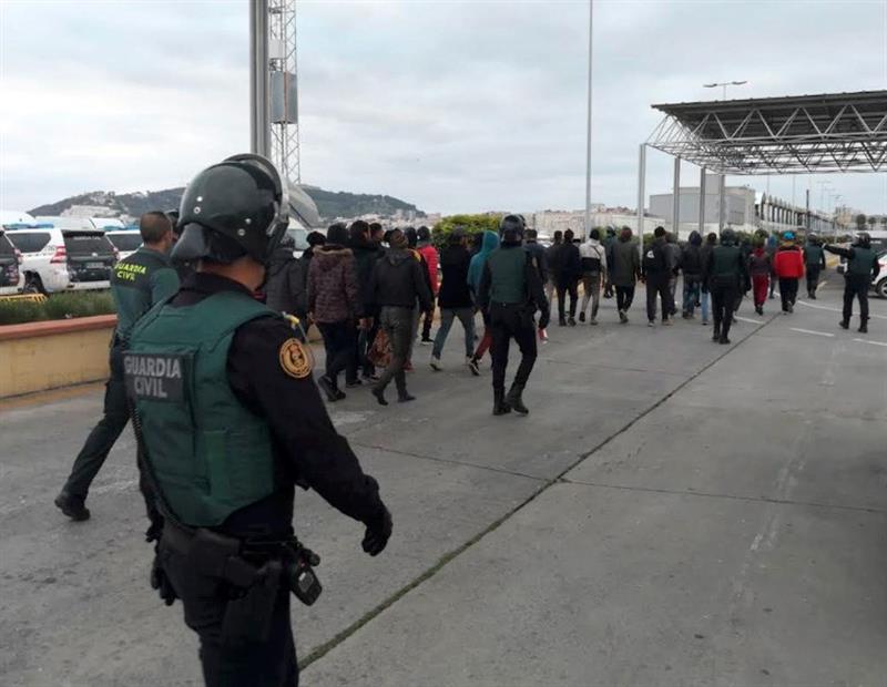 Al menos 40 detenidos en una batalla campal entre inmigrantes en puerto Ceuta