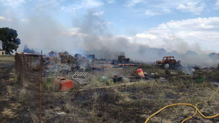 Un incendio alcanza un pinar y una construcción abandonada cerca de Tudela