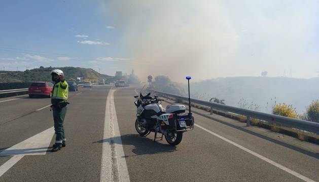 Incendio en la AP-15 a consecuencia del neumático que ha perdido un camión