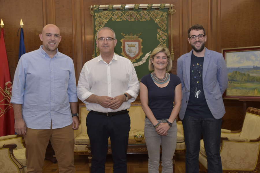 El alcalde de Pamplona recibe a la nueva junta directiva de la Comparsa de Gigantes y Cabezudos