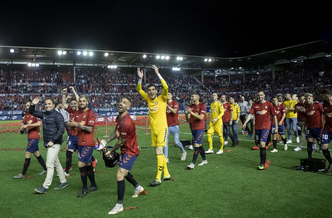 Osasuna recibe la Copa de campeón en El Sadar ante una afición entregada
