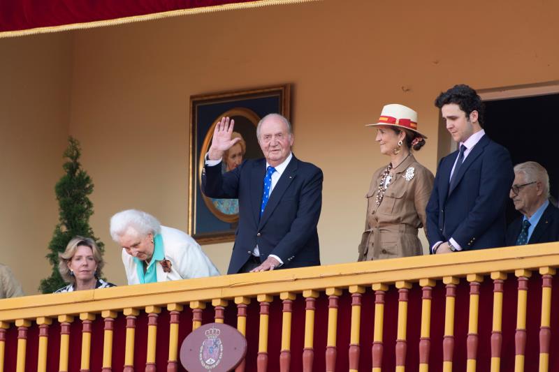 Don Juan Carlos, aclamado en Aranjuez, se retira arropado por familia y amigos