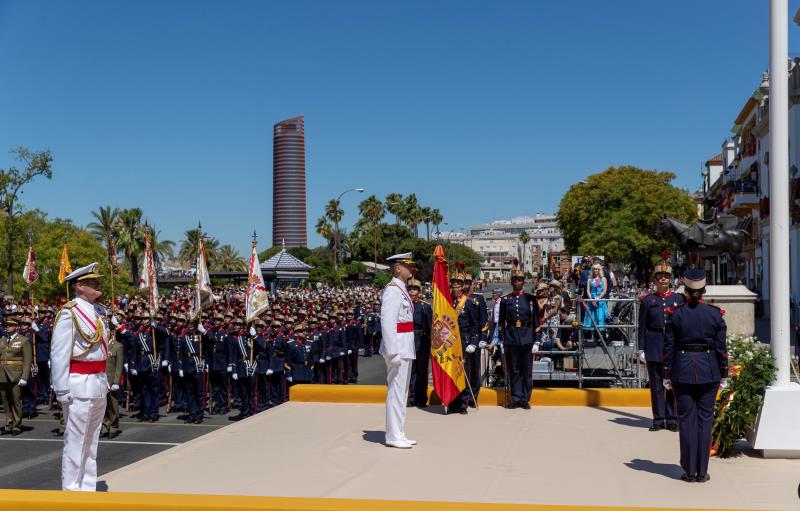 Los reyes presiden en Sevilla un desfile de las Fuerzas Armadas multitudinario