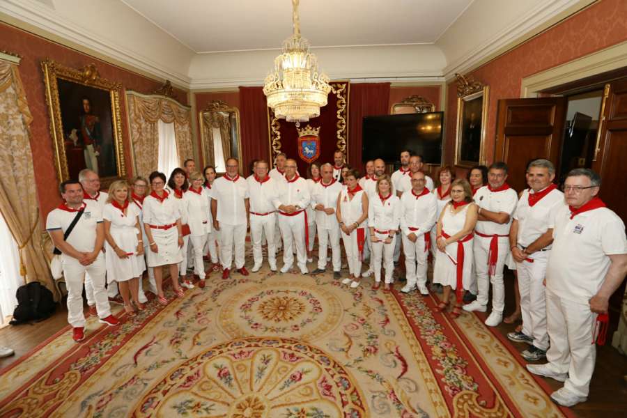 El Ayuntamiento recibe a una delegación de Bayona en el día de las ciudades hermanas