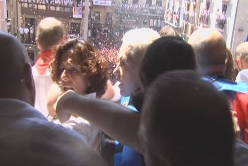 Alba (Na+) denuncia a Abaurrea (Bildu) por darle patadas durante el chupinazo