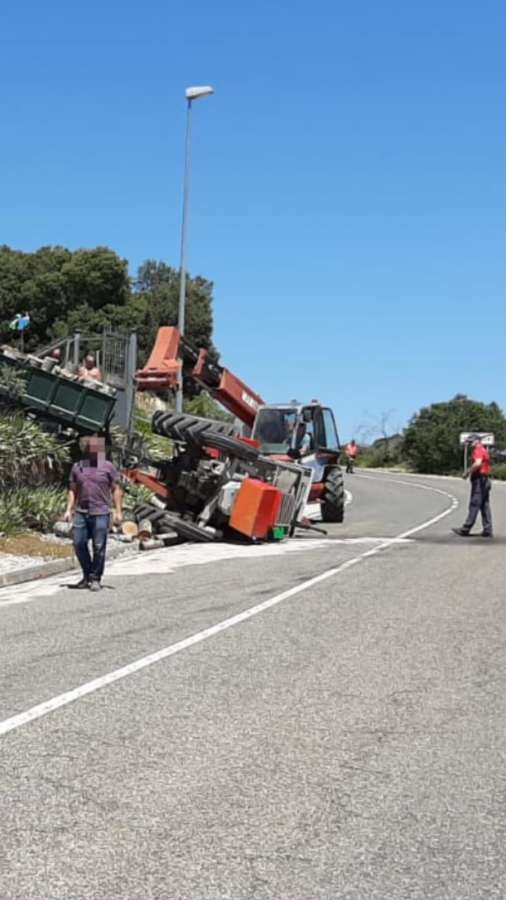 El conductor de un tractor resulta ileso tras caer por una pendiente en Abárzuza