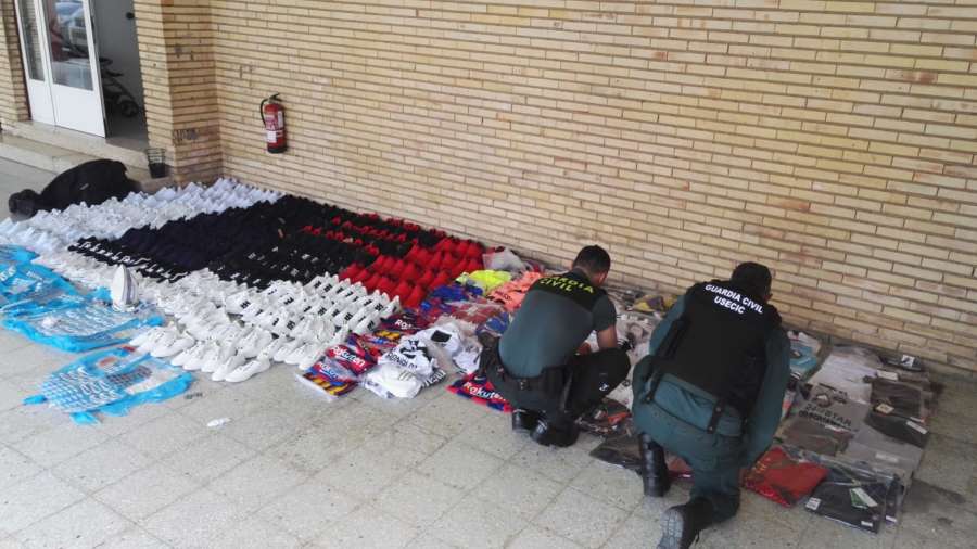 La Guardia Civil ha incautado más de 1.500 prendas de ropa falsificada para San Fermín