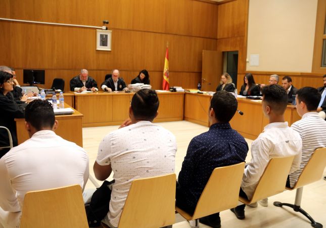 Los 6 acusados de abusar sexualmente de una menor en Manresa niegan los hechos