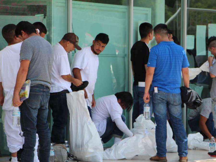 Las autoridades de EE.UU. defienden las redadas antiinmigrantes, sin confirmar su inicio