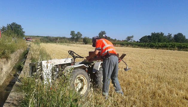 Fallece un agricultor al volcar su tractor en un camino rural de Tulebras