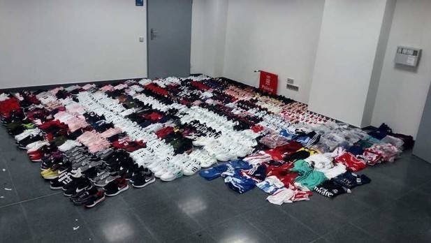 Incautadas cientos de zapatillas y ropas de fútbol falsificadas en San Adrián
