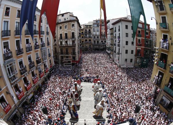Emoción en la despedida de los gigantes con homenaje incluido a La Pamplonesa