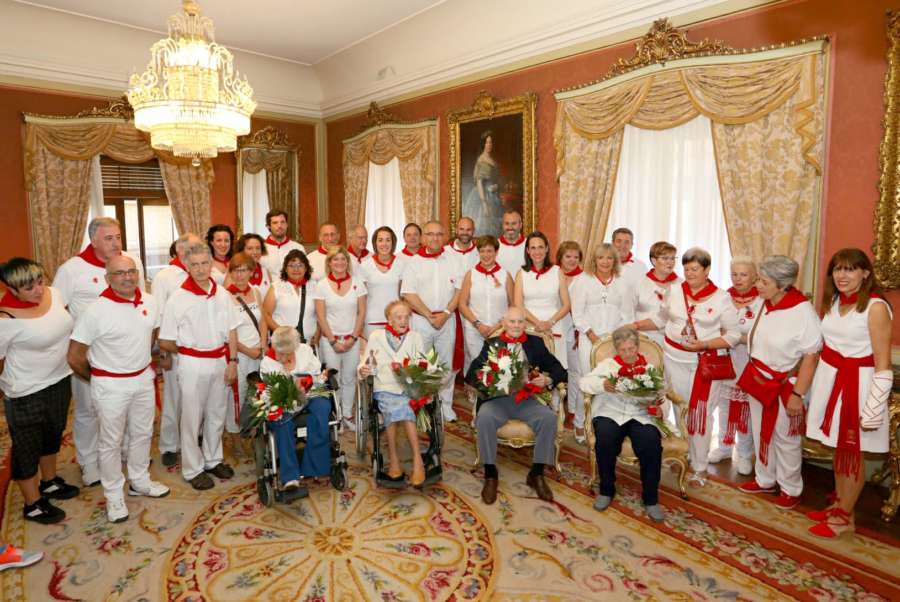 El Ayuntamiento de Pamplona recibe a 4 centenarios en el Día de los Mayores de San Fermín