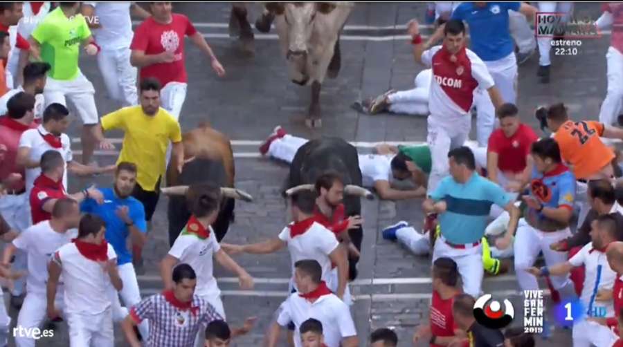 Sexto Encierro SF 2019: Emocionante, rápido y peligroso con los de Núñez Cuvillo que dejan un herido por asta