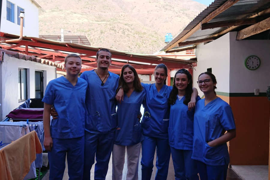 Siete estudiantes de Medicina de la Universidad de Navarra viajan a Perú para enseñar a salvar vidas