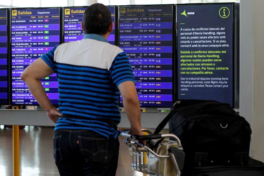Las huelgas de Iberia y Renfe cancelan 222 trenes y 58 vuelos