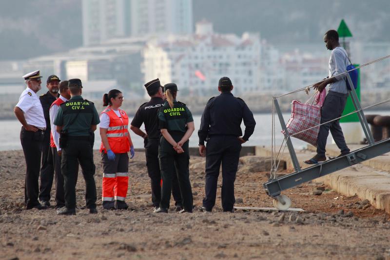 Los 15 inmigrantes recogidos en Italia por el Audaz llegan a San Roque (Cádiz)