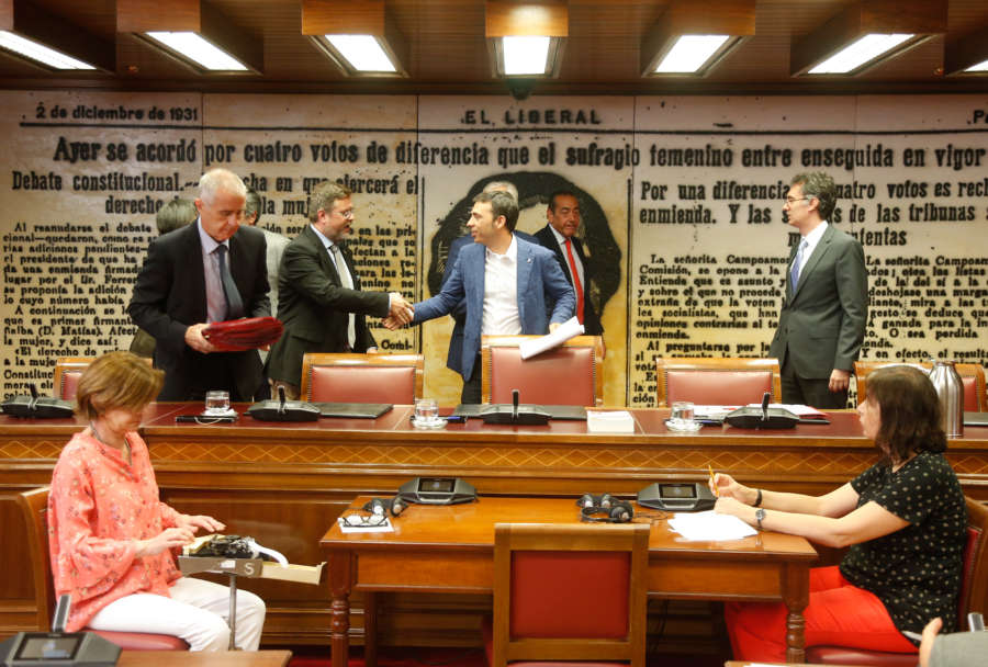 El senador socialista navarro, Toni Magnaleno, será el presidente de la Comisión Constitucional