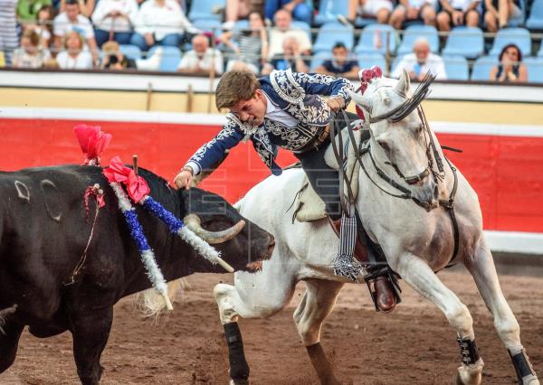 Los Hermoso, padre e hijo, cortan las primeras orejas de la feria de Bilbao