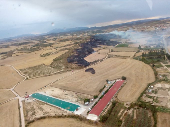Los bomberos trabajan en la extinción de un incendio en Arróniz (Navarra)
