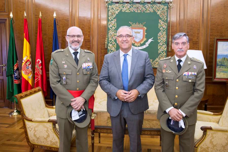 Maya recibe a los representantes del Ejército en Pamplona