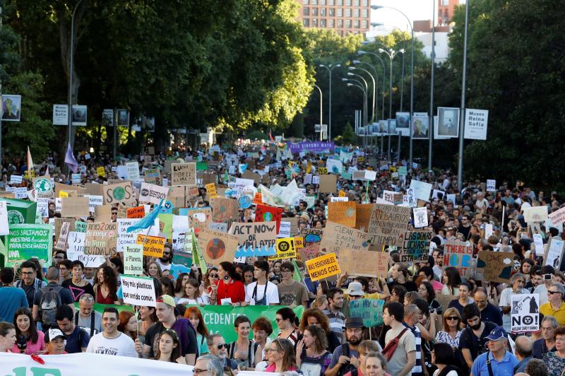 Jóvenes y mayores se movilizan en España por una acción climática urgente