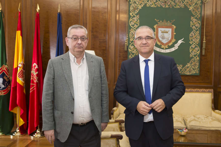 El alcalde de Pamplona conoce de primera mano la actividad de Cáritas en un encuentro con su director, Ángel Iriarte