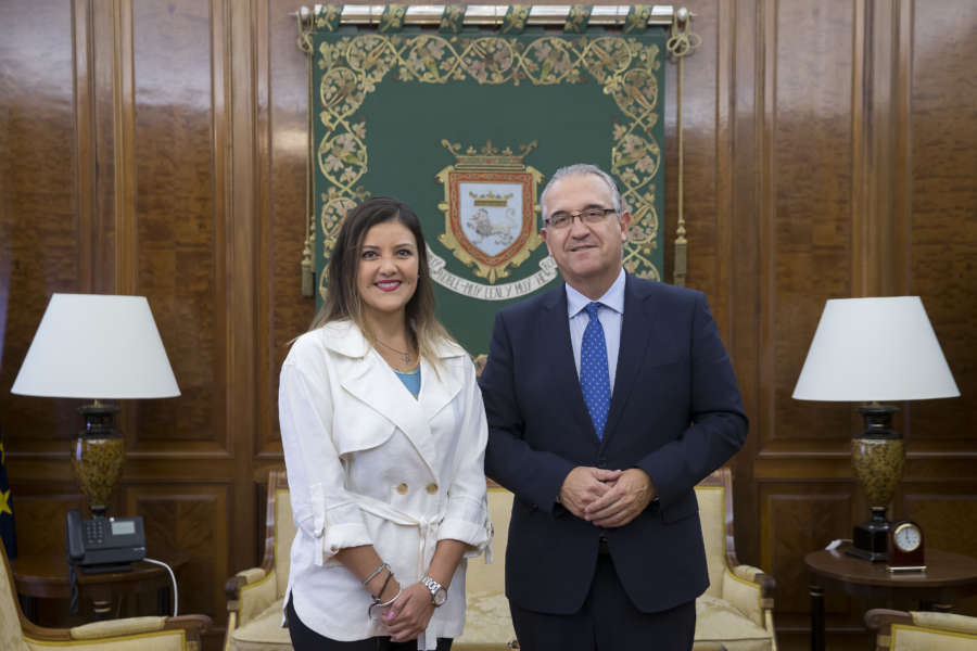 El alcalde de Pamplona recibe a Yamila Osorio, expresidenta de la región peruana de Arequipa