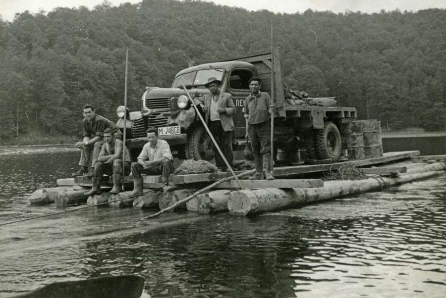 El Archivo de Navarra recibe en donación 662 fotografías sobre la explotación de madera en el Irati