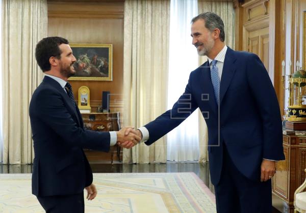 Casado expone al Rey su postura ante la investidura de Sánchez