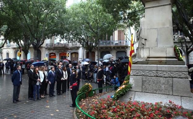 El himno español suena desde un balcón durante la ofrenda floral a Casanova