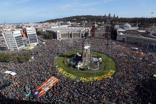 Miles de personas reclaman la independencia en la plaza España de Barcelona