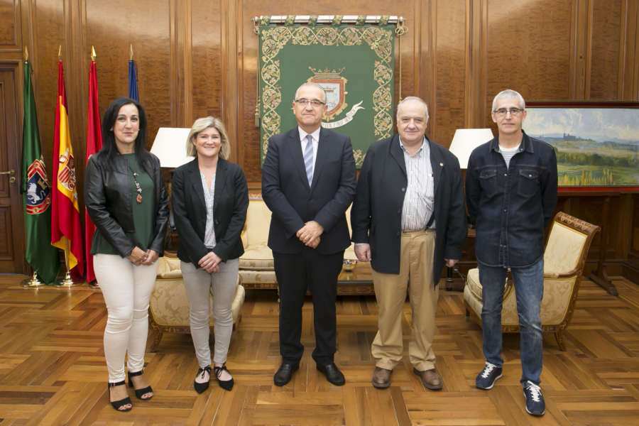 El alcalde recibe a la Asociación de Belenistas de Pamplona