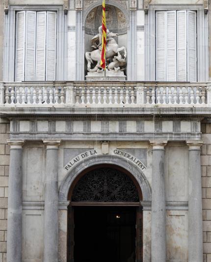 Los Mozos retiran de la fachada de la Generalidad la pancarta de los presos