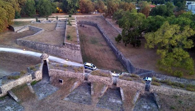 Un herido al caer de la zona amurallada del Vergel, en Pamplona