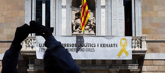 Torra mantiene la pancarta de los presos y recurrirá la orden de retirarla