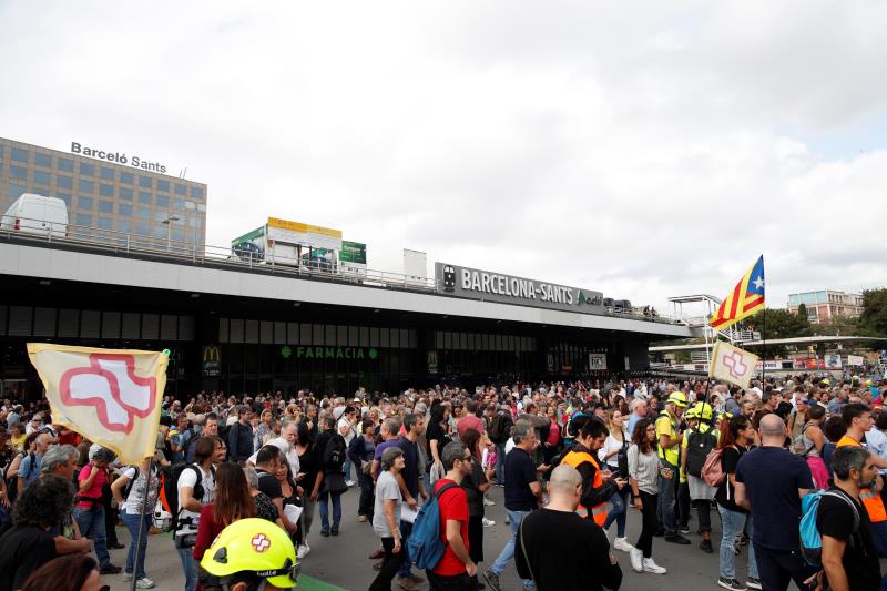 Unos 700 independentistas cortan la Gran Vía tras ser desalojados de Sants