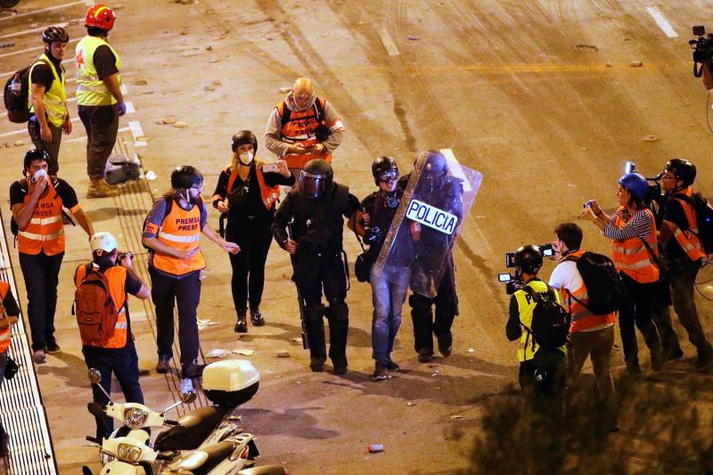 Proceso separatista: En libertad el fotoperiodista de El País detenido en los altercados en Barcelona